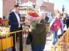 REPARTEN 300 MACETAS DE FLORES DE PASCUA EN EL MERCADILLO SEMANAL DE EL PARETÓN-CANTAREROS CON MOTIVO DE LA NAVIDAD