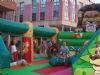 NUMEROSOS NIÑOS Y NIÑAS SE DIVIERTEN A LO LARGO DE LA SEMANA EN LA PLAZA DE LA BALSA VIEJA CON LAS ACTIVIDADES INFANTILES E HINCHABLES