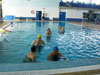 Alumnos del Centro Ocupacional José Moyá Trilla reciben clases de natación en la piscina climatizada municipal