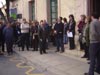 Cerca de un centenar de personas se concentran a las puertas del Ayuntamiento de Totana para conmemorar el día internacional contra la violencia de género