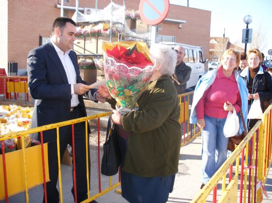 REPARTEN 300 MACETAS DE FLORES DE PASCUA EN EL MERCADILLO SEMANAL DE EL PARETÓN-CANTAREROS CON MOTIVO DE LA NAVIDAD, Foto 1
