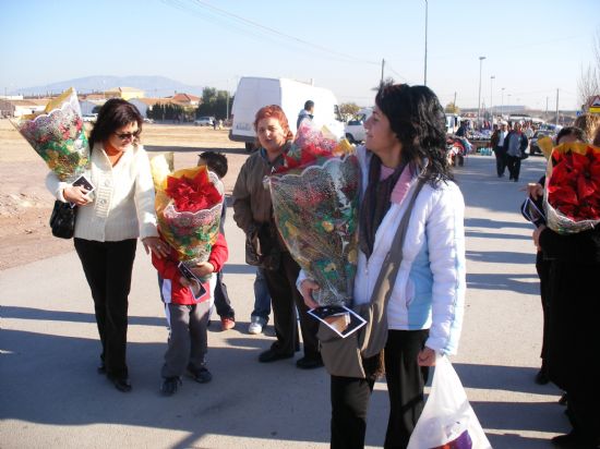 REPARTEN 300 MACETAS DE FLORES DE PASCUA EN EL MERCADILLO SEMANAL DE EL PARETÓN-CANTAREROS CON MOTIVO DE LA NAVIDAD, Foto 2