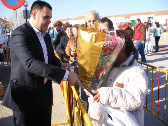 REPARTEN 300 MACETAS DE FLORES DE PASCUA EN EL MERCADILLO SEMANAL DE EL PARETÓN-CANTAREROS CON MOTIVO DE LA NAVIDAD, Foto 4
