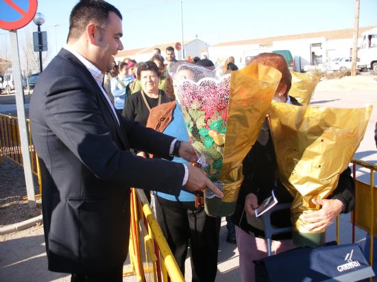 REPARTEN 300 MACETAS DE FLORES DE PASCUA EN EL MERCADILLO SEMANAL DE EL PARETÓN-CANTAREROS CON MOTIVO DE LA NAVIDAD, Foto 5