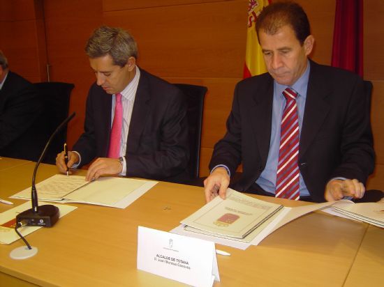 EL ALCALDE Y EL CONSEJERO DE PRESIDENCIA SUSCRIBEN UN CONVENIO PARA CONSTRUIR UN NUEVO CAMPO DE FÚTBOL DE CÉSPED ARTIFICIAL  , Foto 1