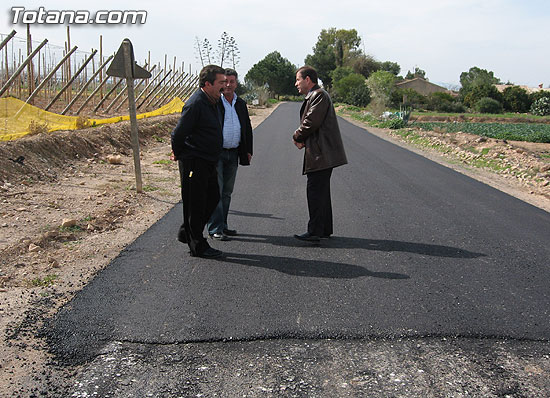 EL ALCALDE Y EL CONCEJAL DE CAMINOS VISITAN EL ESTADO DE EJECUCIÓN DE LAS OBRAS DE ARREGLO Y ACONDICIONAMIENTO DEL CAMINO REAL, CUYO PRESUPUESTO ASCIENDE A LOS 160.000 EUROS, Foto 1