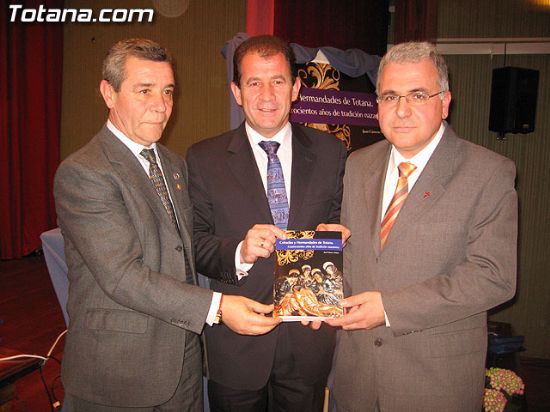 PRESENTACIÓN LIBRO 'COFRADÍAS Y HERMANDADES DE TOTANA. CUATROCIENTOS AÑOS DE TRADICIÓN NAZARENA', DEL HISTORIADOR LOCAL JUAN CÁNOVAS MULERO, Foto 1