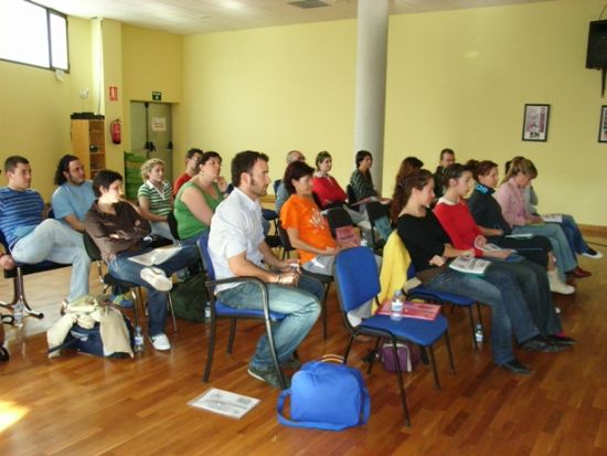 UN TOTAL DE VEINTE PERSONAS PARTICIPA EN LA ACTIVIDAD ACUÁTICA FORMATIVA SOBRE “TALLER DE AQUAGYM”, QUE SE CELEBRÓ EN LA PISCINA MUNICIPAL CUBIERTA (2008), Foto 2