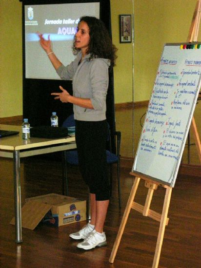 UN TOTAL DE VEINTE PERSONAS PARTICIPA EN LA ACTIVIDAD ACUÁTICA FORMATIVA SOBRE “TALLER DE AQUAGYM”, QUE SE CELEBRÓ EN LA PISCINA MUNICIPAL CUBIERTA (2008), Foto 3