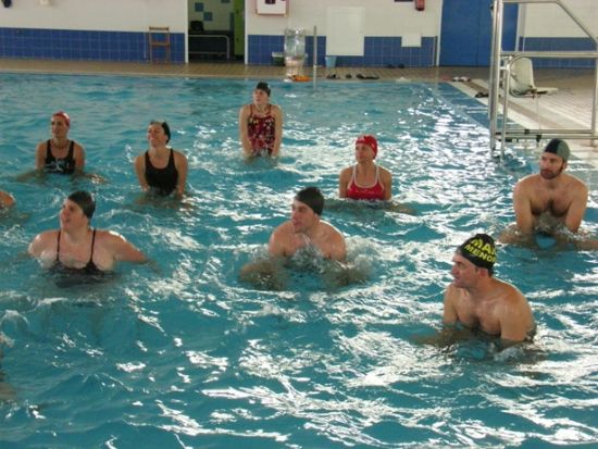 UN TOTAL DE VEINTE PERSONAS PARTICIPA EN LA ACTIVIDAD ACUÁTICA FORMATIVA SOBRE “TALLER DE AQUAGYM”, QUE SE CELEBRÓ EN LA PISCINA MUNICIPAL CUBIERTA (2008), Foto 5