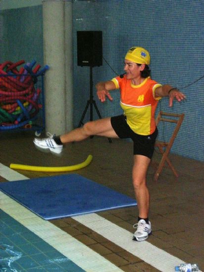 UN TOTAL DE VEINTE PERSONAS PARTICIPA EN LA ACTIVIDAD ACUÁTICA FORMATIVA SOBRE “TALLER DE AQUAGYM”, QUE SE CELEBRÓ EN LA PISCINA MUNICIPAL CUBIERTA (2008), Foto 7