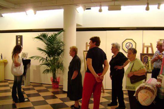 EL SERVICIO DE ESTANCIAS DIURNAS PARA ALZHEIMER, SEDA, REALIZA UNA VISITA A LA EXPOSICIÓN DE TRABAJOS MANUALES EN LA SALA “GREGORIO CEBRIÁN”, ENMARCADA EN SU PROGRAMA DE ACTIVIDADES Y SALIDAS, Foto 2