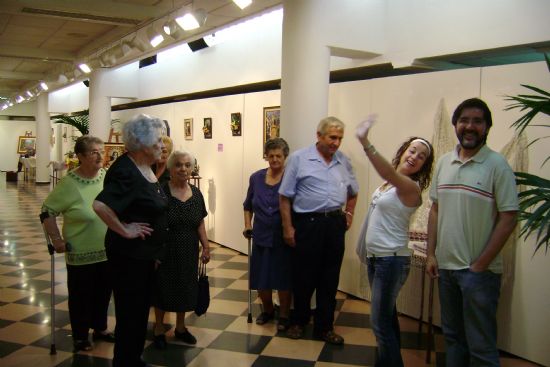 EL SERVICIO DE ESTANCIAS DIURNAS PARA ALZHEIMER, SEDA, REALIZA UNA VISITA A LA EXPOSICIÓN DE TRABAJOS MANUALES EN LA SALA “GREGORIO CEBRIÁN”, ENMARCADA EN SU PROGRAMA DE ACTIVIDADES Y SALIDAS, Foto 3