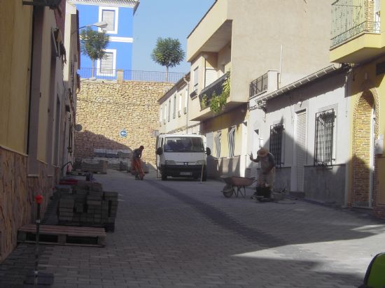 CONCLUYEN LAS OBRAS DE INSTALACIÓN DE ALUMBRADO PÚBLICO EN EL CAMINO DE LA TIRA DEL LIENZO   Y SE ACOMETEN OBRAS DE REGENERACIÓN DEL PAVIMENTO Y ACERAS EN LAS CALLES BARBADOS, HERMANOS PINZONES, LA CÁRCEL Y MANUEL GARCÍA ATANCE, Foto 2