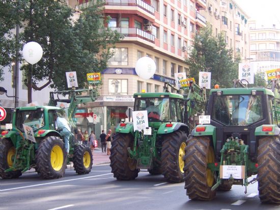 MÁS DE 200 GANADEROS DE TOTANA ESTUVIERON PRESENTES EN LA MANIFESTACIÓN PARA PEDIR SOLUCIONES A LA CRISIS DEL SECTOR EN LA REGIÓN, Foto 3