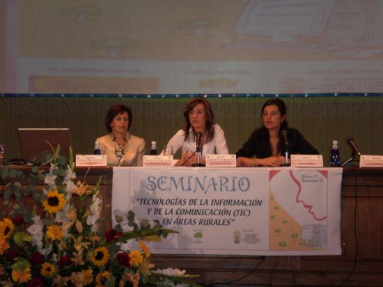 EXITOSA ACOGIDA DEL SEMINARIO SOBRE “TECNOLOGÍAS DE LA INFORMACIÓN Y DE LA COMUNICACIÓN (TIC) EN ÁREAS RURALES”, QUE SE CELEBRA EN EL CENTRO SOCIOCULTURAL “LA CÁRCEL” CON LA PARTICIPACIÓN DE MÁS DE 130 MUJERES DE LA REGIÓN DE MURCIA (2007), Foto 1