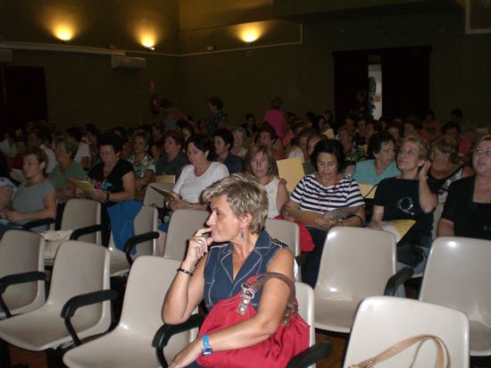 EXITOSA ACOGIDA DEL SEMINARIO SOBRE “TECNOLOGÍAS DE LA INFORMACIÓN Y DE LA COMUNICACIÓN (TIC) EN ÁREAS RURALES”, QUE SE CELEBRA EN EL CENTRO SOCIOCULTURAL “LA CÁRCEL” CON LA PARTICIPACIÓN DE MÁS DE 130 MUJERES DE LA REGIÓN DE MURCIA (2007), Foto 2