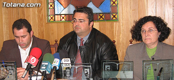 LA CONCEJALÍA DE ARTESANÍA Y EL CTA REALIZAN UN RECONOCIMIENTO A LOS 14 ARTESANOS DE TOTANA QUE COLABORARON EN EL II ENCUENTRO DE JÓVENES DISEÑADORES´2005, Foto 1