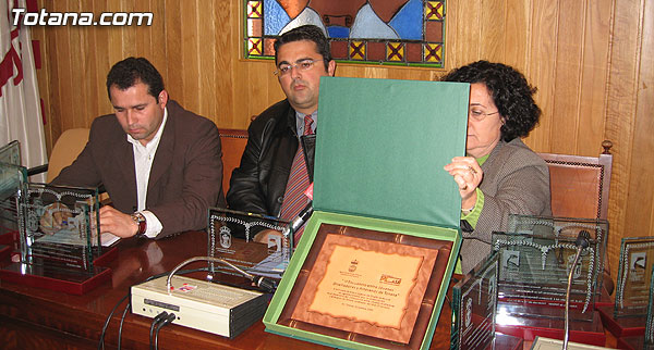 LA CONCEJALÍA DE ARTESANÍA Y EL CTA REALIZAN UN RECONOCIMIENTO A LOS 14 ARTESANOS DE TOTANA QUE COLABORARON EN EL II ENCUENTRO DE JÓVENES DISEÑADORES´2005, Foto 2