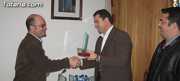 LA CONCEJALÍA DE ARTESANÍA Y EL CTA REALIZAN UN RECONOCIMIENTO A LOS 14 ARTESANOS DE TOTANA QUE COLABORARON EN EL II ENCUENTRO DE JÓVENES DISEÑADORES´2005, Foto 3