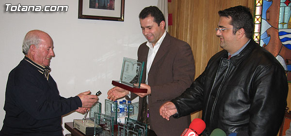 LA CONCEJALÍA DE ARTESANÍA Y EL CTA REALIZAN UN RECONOCIMIENTO A LOS 14 ARTESANOS DE TOTANA QUE COLABORARON EN EL II ENCUENTRO DE JÓVENES DISEÑADORES´2005, Foto 4