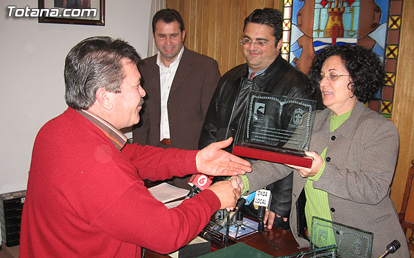 LA CONCEJALÍA DE ARTESANÍA Y EL CTA REALIZAN UN RECONOCIMIENTO A LOS 14 ARTESANOS DE TOTANA QUE COLABORARON EN EL II ENCUENTRO DE JÓVENES DISEÑADORES´2005, Foto 5