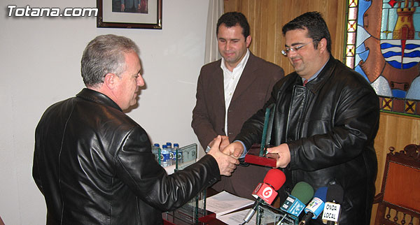 LA CONCEJALÍA DE ARTESANÍA Y EL CTA REALIZAN UN RECONOCIMIENTO A LOS 14 ARTESANOS DE TOTANA QUE COLABORARON EN EL II ENCUENTRO DE JÓVENES DISEÑADORES´2005, Foto 6