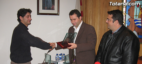 LA CONCEJALÍA DE ARTESANÍA Y EL CTA REALIZAN UN RECONOCIMIENTO A LOS 14 ARTESANOS DE TOTANA QUE COLABORARON EN EL II ENCUENTRO DE JÓVENES DISEÑADORES´2005, Foto 7