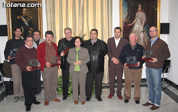 LA CONCEJALÍA DE ARTESANÍA Y EL CTA REALIZAN UN RECONOCIMIENTO A LOS 14 ARTESANOS DE TOTANA QUE COLABORARON EN EL II ENCUENTRO DE JÓVENES DISEÑADORES´2005, Foto 9