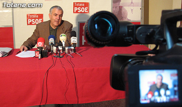 El portavoz del grupo municipal socialista, Alfonso Martínez Baños, ofreció una rueda de prensa para hacer balance del pleno del mes de noviembre, Foto 2