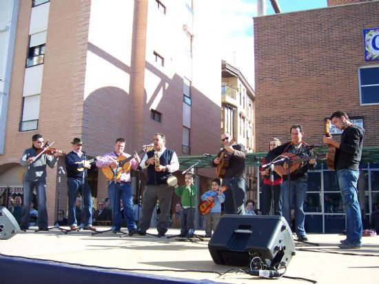 GRAN ÉXITO DE LA “MUESTRA DE CUADRILLAS POPULARES” DE TOTANA, QUE CONTÓ CON LA MÚSICA Y EL BAILE DE LAS CUADRLLAS DE LA HOYA, ALEDO Y EL RAIGUERO EN LA PLAZA DE LA BALSA VIEJA DE LA LOCALIDAD (2008), Foto 2