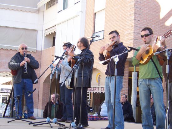 GRAN ÉXITO DE LA “MUESTRA DE CUADRILLAS POPULARES” DE TOTANA, QUE CONTÓ CON LA MÚSICA Y EL BAILE DE LAS CUADRLLAS DE LA HOYA, ALEDO Y EL RAIGUERO EN LA PLAZA DE LA BALSA VIEJA DE LA LOCALIDAD (2008), Foto 4