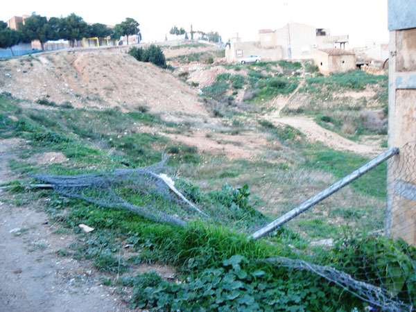 IU DICE QUE EL CANDIDATO A ALCALDE DEL PP PROMETE AHORA QUE VA A LIMPIAR EL BARRANCO DE SAN JOSÉ PARA LAS ELECCIONES, CUANDO NO LO HAN LIMPIADO NI UNA SOLA VEZ EN CUATRO AÑOS, Foto 1