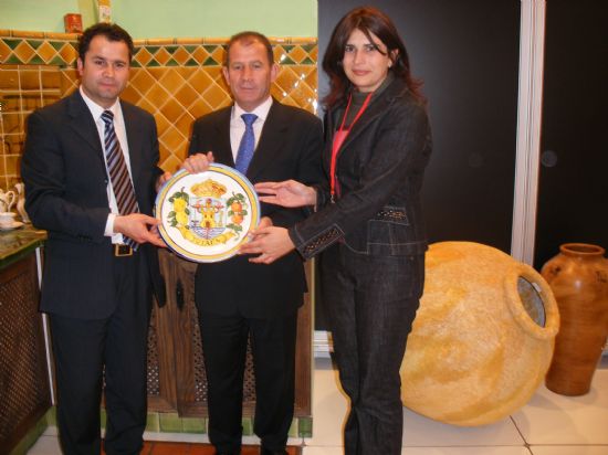 NUMEROSOS VISITANTES SE INTERESAN EN FITUR´2007 POR LA OFERTA TURÍSTICA DEL MUNICIPIO DE TOTANA QUE SE PRESENTA EN UN EXPOSITOR PROPIO SOBRE LA ARTESANÍA LOCAL, Foto 1