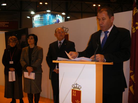NUMEROSOS VISITANTES SE INTERESAN EN FITUR´2007 POR LA OFERTA TURÍSTICA DEL MUNICIPIO DE TOTANA QUE SE PRESENTA EN UN EXPOSITOR PROPIO SOBRE LA ARTESANÍA LOCAL, Foto 2