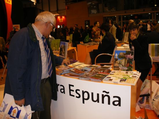 NUMEROSOS VISITANTES SE INTERESAN EN FITUR´2007 POR LA OFERTA TURÍSTICA DEL MUNICIPIO DE TOTANA QUE SE PRESENTA EN UN EXPOSITOR PROPIO SOBRE LA ARTESANÍA LOCAL, Foto 3