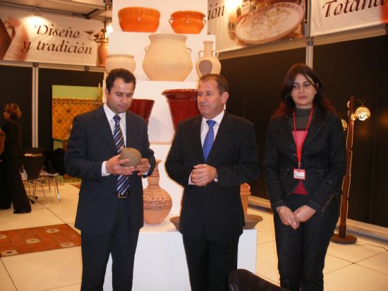 NUMEROSOS VISITANTES SE INTERESAN EN FITUR´2007 POR LA OFERTA TURÍSTICA DEL MUNICIPIO DE TOTANA QUE SE PRESENTA EN UN EXPOSITOR PROPIO SOBRE LA ARTESANÍA LOCAL, Foto 5
