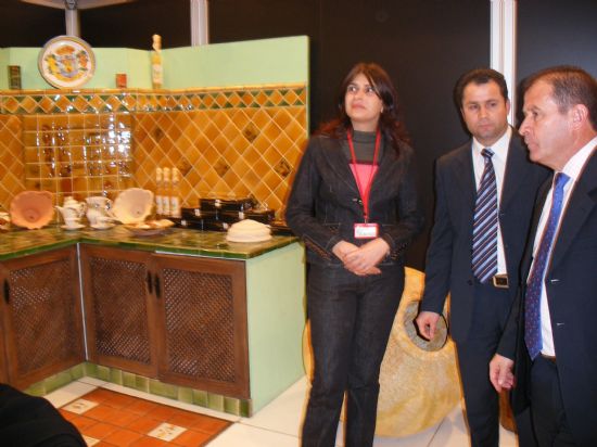 NUMEROSOS VISITANTES SE INTERESAN EN FITUR´2007 POR LA OFERTA TURÍSTICA DEL MUNICIPIO DE TOTANA QUE SE PRESENTA EN UN EXPOSITOR PROPIO SOBRE LA ARTESANÍA LOCAL, Foto 6