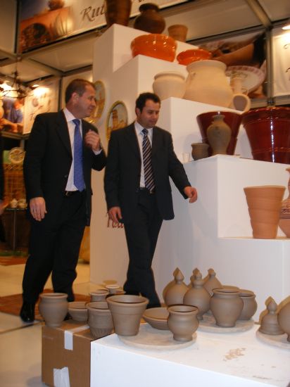 NUMEROSOS VISITANTES SE INTERESAN EN FITUR´2007 POR LA OFERTA TURÍSTICA DEL MUNICIPIO DE TOTANA QUE SE PRESENTA EN UN EXPOSITOR PROPIO SOBRE LA ARTESANÍA LOCAL, Foto 9