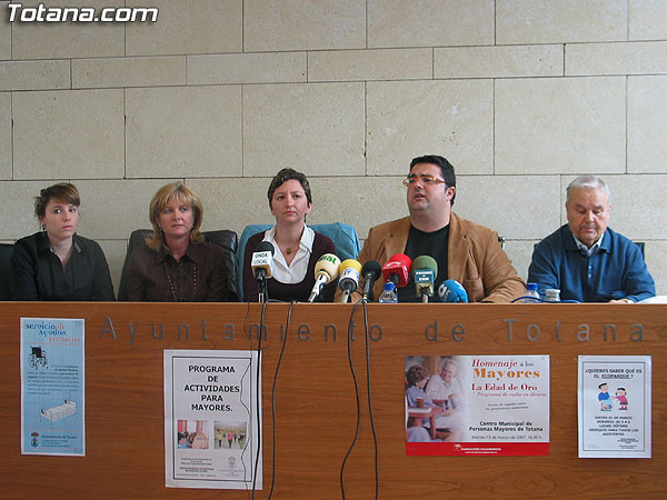 SE PRESENTA EL “PROGRAMA DE ACTIVIDADES PARA MAYORES 2007” CON UN TOTAL DE OCHO TALLERES DE DIVERSAS TEMÁTICAS, Foto 1