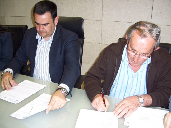 EL AYUNTAMIENTO DE TOTANA SUSCRIBE UN CONVENIO CON LA ASOCIACIÓN DE TRANSPORTISTAS DEL BAJO GUADALENTÍN CON EL FIN DE FACILITAR LA PROMOCIÓN, FOMENTO Y DESARROLLO DE ESTE SECTOR (2008), Foto 2