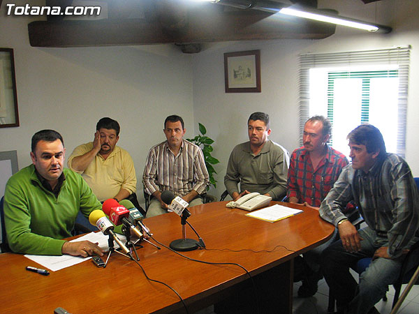 LA CONCEJALÍA DE OBRAS PÚBLICAS FIRMA UN CONVENIO DE COLABORACIÓN CON UNA DECENA DE VECINOS PARA EL ARREGLO DEL CAMINO “EL PERRICAS”, Foto 1