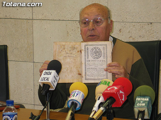 EL CRONISTA OFICIAL DE TOTANA DONA AL AYUNTAMIENTO LAS ORDENANZAS MUNICIPALES DEL SIGLO XVIII, Foto 1