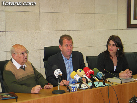 EL CRONISTA OFICIAL DE TOTANA DONA AL AYUNTAMIENTO LAS ORDENANZAS MUNICIPALES DEL SIGLO XVIII, Foto 2