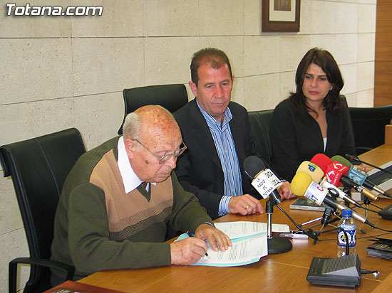 EL CRONISTA OFICIAL DE TOTANA DONA AL AYUNTAMIENTO LAS ORDENANZAS MUNICIPALES DEL SIGLO XVIII, Foto 3