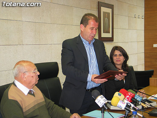 EL CRONISTA OFICIAL DE TOTANA DONA AL AYUNTAMIENTO LAS ORDENANZAS MUNICIPALES DEL SIGLO XVIII, Foto 4