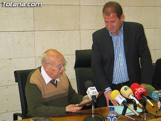 EL CRONISTA OFICIAL DE TOTANA DONA AL AYUNTAMIENTO LAS ORDENANZAS MUNICIPALES DEL SIGLO XVIII, Foto 5