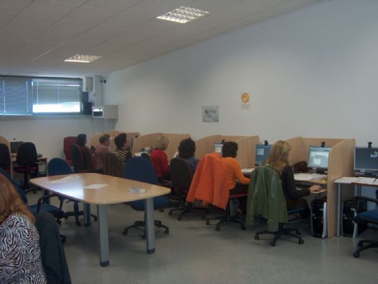 UNAS 30 PERSONAS ACTIVAS Y DESEMPLEADAS DEL MUNICIPIO SE FORMAN EN EL CENTRO DE DESARROLLO LOCAL MEDIANTE DOS CURSOS DE INFORMATICA, Foto 1