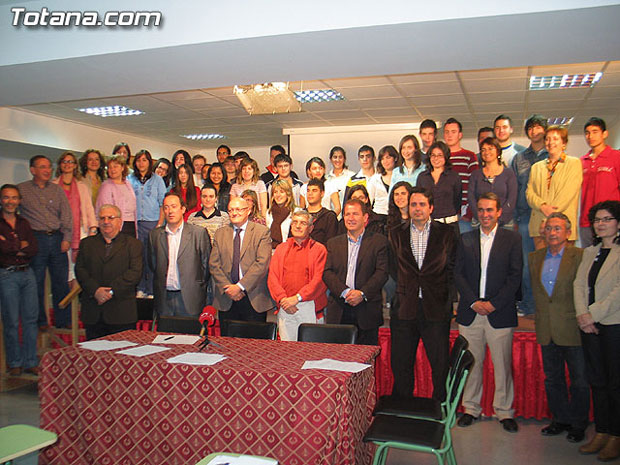UN TOTAL DE 50 ALUMNOS DE BACHILLERATO INTERNACIONAL SE BENEFICIARÁN DE LA FIRMA DE UN CONVENIO DE COLABORACIÓN ENTRE AYUNTAMIENTO, I.E.S “JUAN DE LA CIERVA” Y OTRAS CUATRO ENTIDADES PARA EL DESARROLLO DEL CURSO 2006-2007, Foto 1