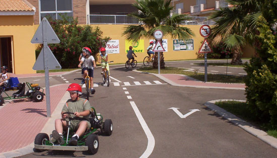 ALUMNOS Y ALUMNAS DEL COLEGIO MEDITERRANEO DE LA CIUDAD DE AGUILAS RECIBE SESIÓN PRACTICA EN EL PARQUE DE EDUCACIÓN VIAL DE TOTANA, Foto 1